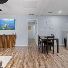 Cozy Coastal-Inspired Stay 1 Bed 1 Bath  King Bed