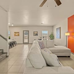 3BR 2.5BA Modern Farmhouse • King Bed • Smart TVs A