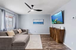 Cozy Coastal-Inspired Stay 1 Bed 1 Bath  King Bed - Image 3