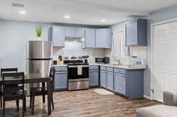 Cozy Coastal-Inspired Stay 1 Bed 1 Bath  King Bed - Image 5