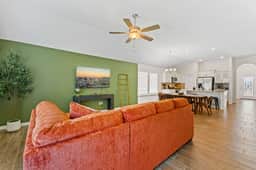 Modern 4BR 2BA Retreat Spacious Layout King Suite - Image 2