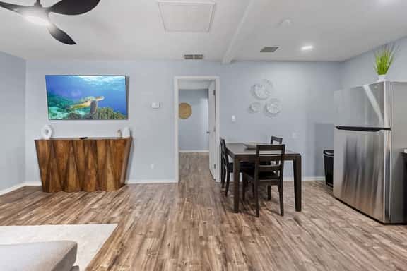 Cozy Coastal-Inspired Stay 1 Bed 1 Bath  King Bed - Image 1