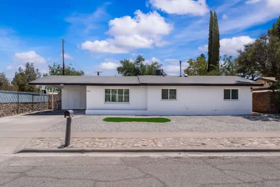 Stylish 3BR • 2 Living Areas • 10 Min to Airport - Image 1