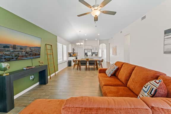Modern 4BR 2BA Retreat Spacious Layout King Suite - Image 1