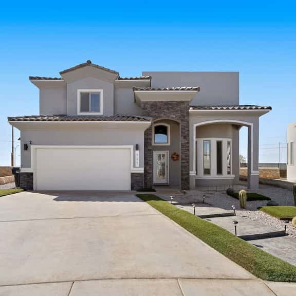 Massive Backyard! Tri Level Home 4 Bed 3.5 Bath - Image 1
