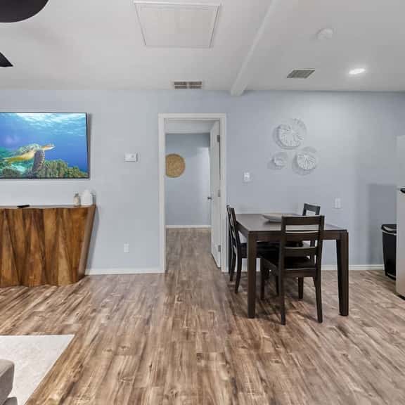 Cozy Coastal-Inspired Stay 1 Bed 1 Bath  King Bed - Image 1