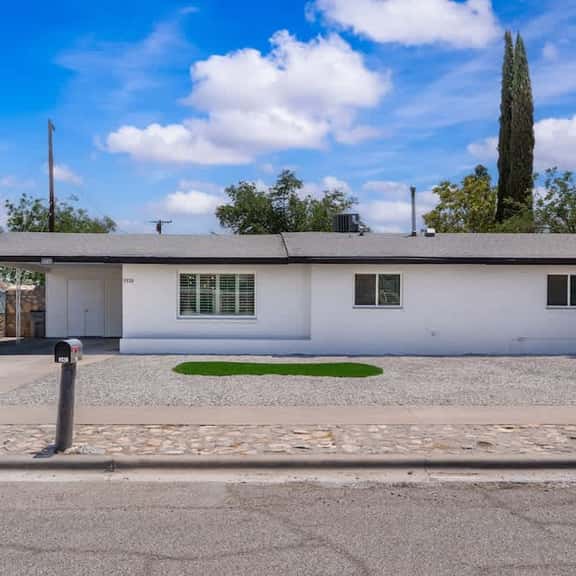 Stylish 3BR • 2 Living Areas • 10 Min to Airport - Image 1