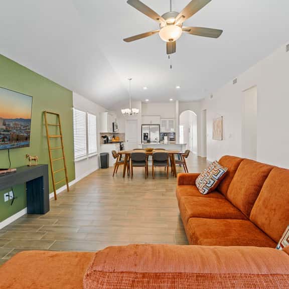 Modern 4BR 2BA Retreat Spacious Layout King Suite - Image 1