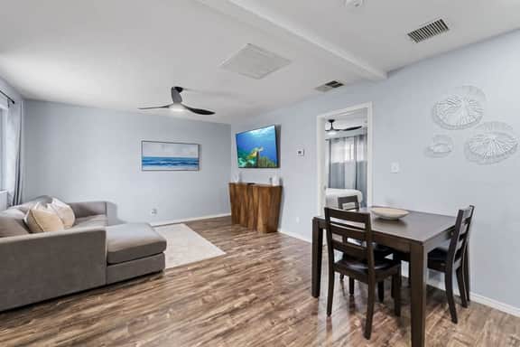 Cozy Coastal-Inspired Stay 1 Bed 1 Bath  King Bed - Image 2
