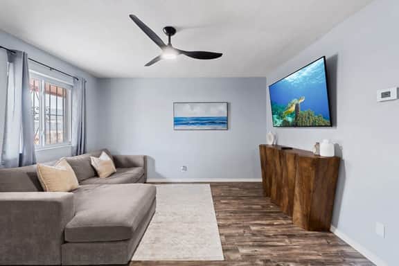 Cozy Coastal-Inspired Stay 1 Bed 1 Bath  King Bed - Image 3