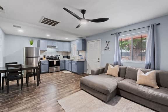 Cozy Coastal-Inspired Stay 1 Bed 1 Bath  King Bed - Image 4