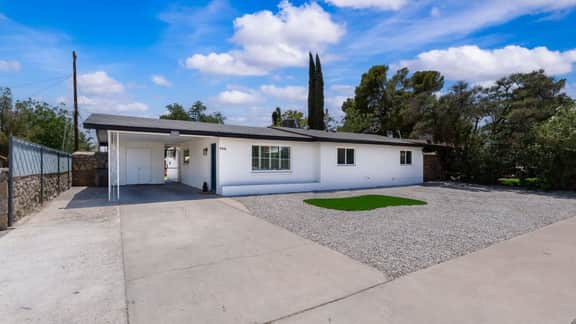 Stylish 3BR • 2 Living Areas • 10 Min to Airport - Image 4
