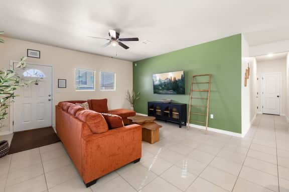 Stylish 4BR Escape • Open Layout • Smart TVs B - Image 4