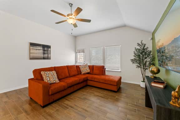 Modern 4BR 2BA Retreat Spacious Layout King Suite - Image 3