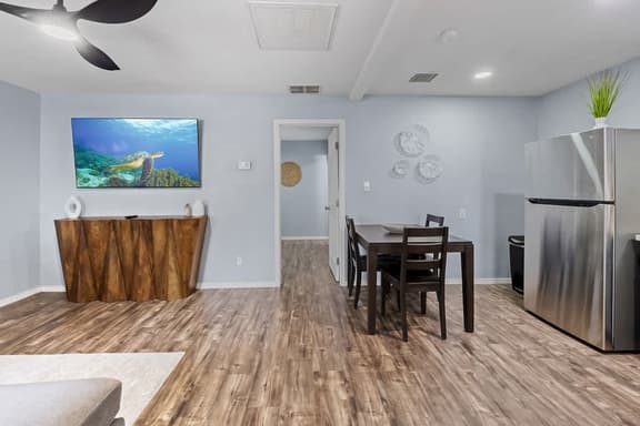 Cozy Coastal-Inspired Stay 1 Bed 1 Bath  King Bed - Image 1