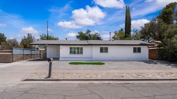 Stylish 3BR • 2 Living Areas • 10 Min to Airport - Image 1