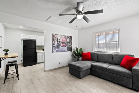 Sleek 2-Bed 1-Bath Home Near Fort Bliss - Image 1